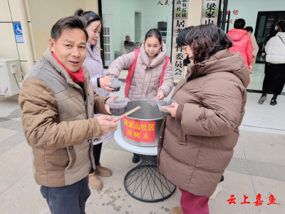 鱼岳镇梁家山社区：情暖腊八 爱心赠粥