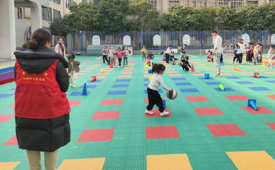 鱼岳镇西街社区：悦动童心 五彩斑“蓝”