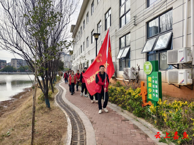 鱼岳镇东街社区开展健步走活动，共赴健康之约
