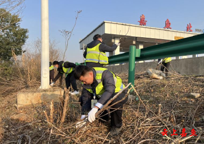 嘉鱼北联合团支部：爱路护路我们在行动