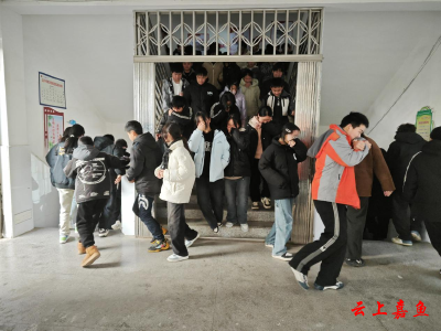 蓝天抗洪英雄中学开展消防应急疏散演练活动