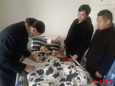县政务服务中心：上门帮办业务 践行雷锋精神