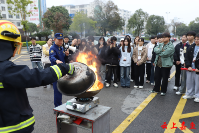 共青团嘉鱼县委组织大学生志愿者开展“践消防之旅，学雷锋精神”主题活动