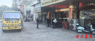 县城管综合执法大队专项整治非机动车停放秩序