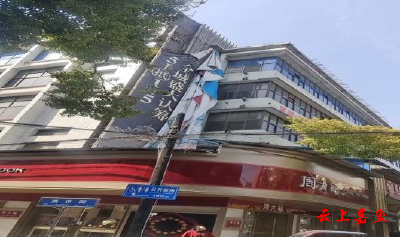 嘉鱼：精准拆除违规户外广告 城管守护城市“门面”