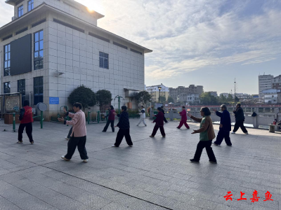 鱼岳镇东街社区开展“社区太极风健康身心行”健身活动