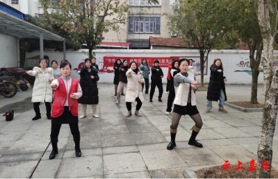 鱼岳镇西街社区：齐练八段锦 健康伴我行