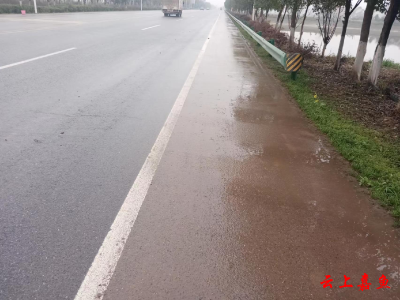 雨中的坚守：嘉鱼公路养护人员全力保障道路安全畅通