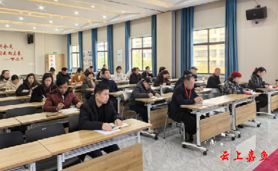 鱼岳镇东街社区召开专题会议传达学习全国两会精神