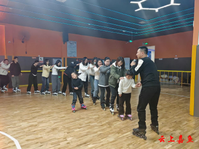 “无与‘轮’比滑出风采”嘉鱼县青年夜校轮滑体验课点亮青年“夜生活”
