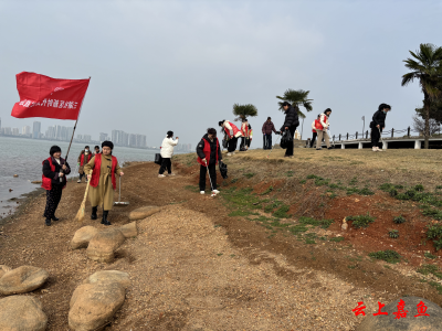 鱼岳镇三湖社区：学雷锋践行动 护河湖展新颜