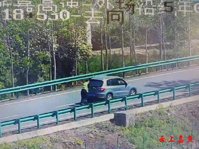 车在“囧”途 嘉鱼北收费站暖心相助显担当