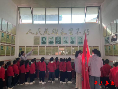 嘉鱼县开展“清明寄情童梦承志缅先烈”清明节祭扫活动