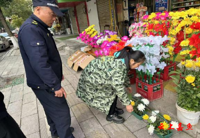 嘉鱼城管：清明执法不松懈守护整洁共缅怀