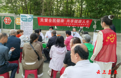 鱼岳镇小湖社区开展“关爱全民健康，共享健康人生”义诊活动