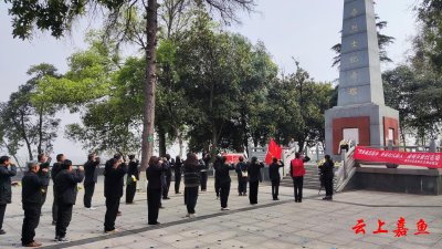 南街社区开展“传承英烈精神 争做时代新人” 清明节祭扫活动