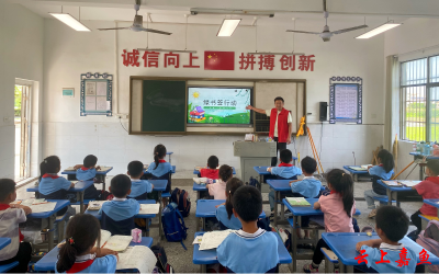 新街镇开展“护苗·绿书签行动”宣传教育活动