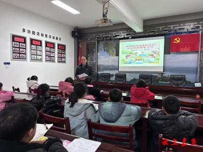 三尺讲台育桃李 社区服务践初心