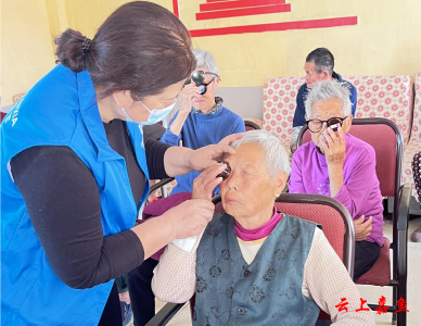 情暖端午 爱心商家为老年人送上“护眼大礼包”