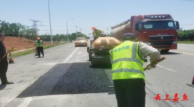 嘉鱼公路养护出实招 全力守护民众出行路