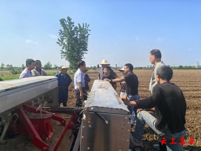 农业农村部专家来嘉指导大豆玉米带状复合种植技术