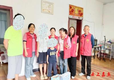 县义工协会组织爱心妈妈提前为帮扶儿童过“六一”