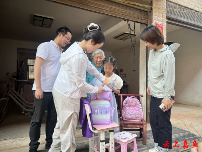 县委组织部开展庆六一“爱心妈妈”结对帮扶活动