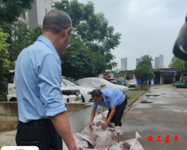 嘉鱼县各小区物业积极应对强降雨 未雨绸缪保安全