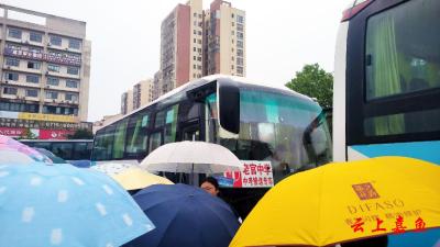 嘉鱼县中考首日：雨中温情涌动 守护青春答卷