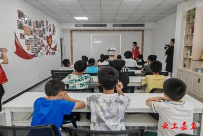 鱼岳镇樱花社区“爱心托管班”点燃科学“小火花”