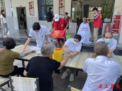 义诊义剪进社区，老党员在家门口享“专属服务”