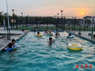 清凉一夏 安全相伴 潘家湾镇四邑村“家门口”泳池成孩子暑期乐园