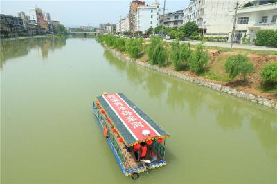 点赞，守护隽水河，通城一老板自费购船打捞垃圾 