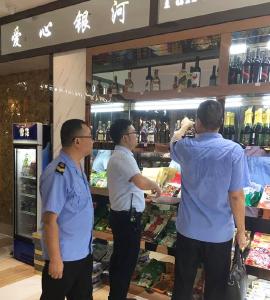 通城县食药监局开展夜间执法检查 全力推进文明城市创建