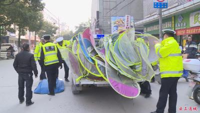 县交警部门集中拆除电动车、摩托车加装雨棚