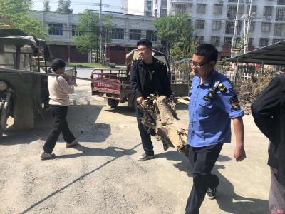 县城管执法局：整治乱堆乱建 共建和谐社区