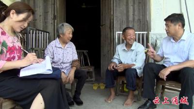 市、县人大代表深入马港镇了解贫困户“两不愁，三保障"情况