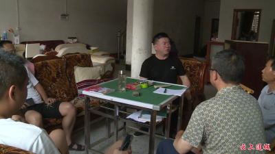 县城管执法局拆除石泉小游园建设范围内一违法建筑