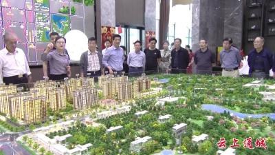 市政协组织离退休老干部来我县考察调研