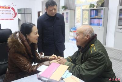 【新春走基层】朱凤英到马港镇走访慰问困难党员和群众