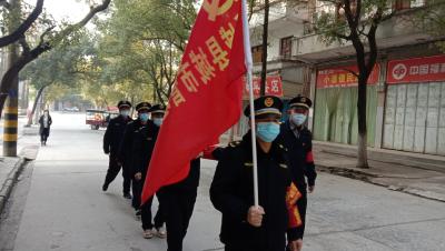 【让党旗在防疫一线高高飘扬】县城管执法局：党员作表率  积极投身抗疫志愿服务行动