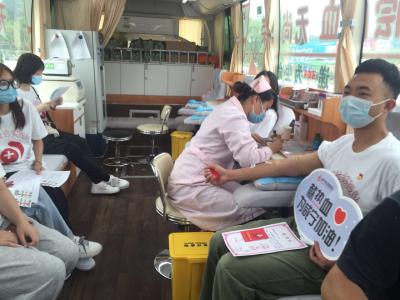 湖北医药学院社会实践队开展无偿献血活动