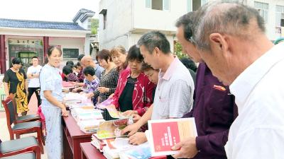 县图书馆送廉政图书下乡