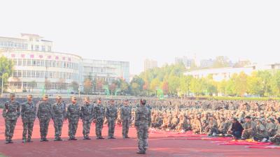 通城一中1800余名学子参加军训