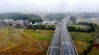 通城县供电公司：拆除跨越架空线路 消除高速通行隐患