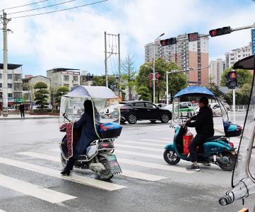 摩托车遮雨棚隐患大 巿民出行要提防 