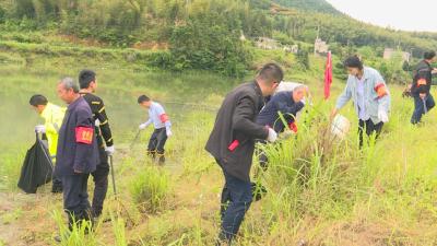 通城县马港镇：雨后干群齐上阵 清理水源地保护区垃圾 
