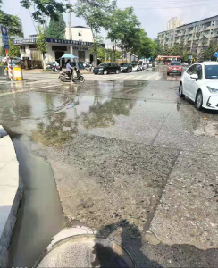 通城县城市管理执法局：下水管道堵塞  即时开展抢修