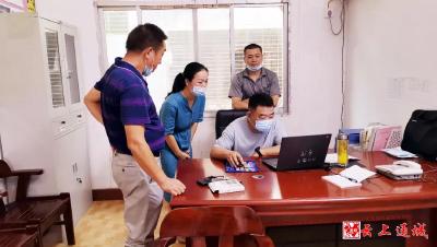刘季平督导检查沙堆疫情防控和选民登记工作