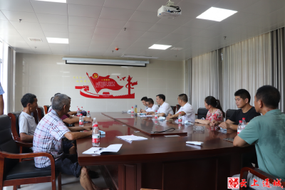 省卫生健康委驻东港村工作队开展“八一”纪念座谈会
